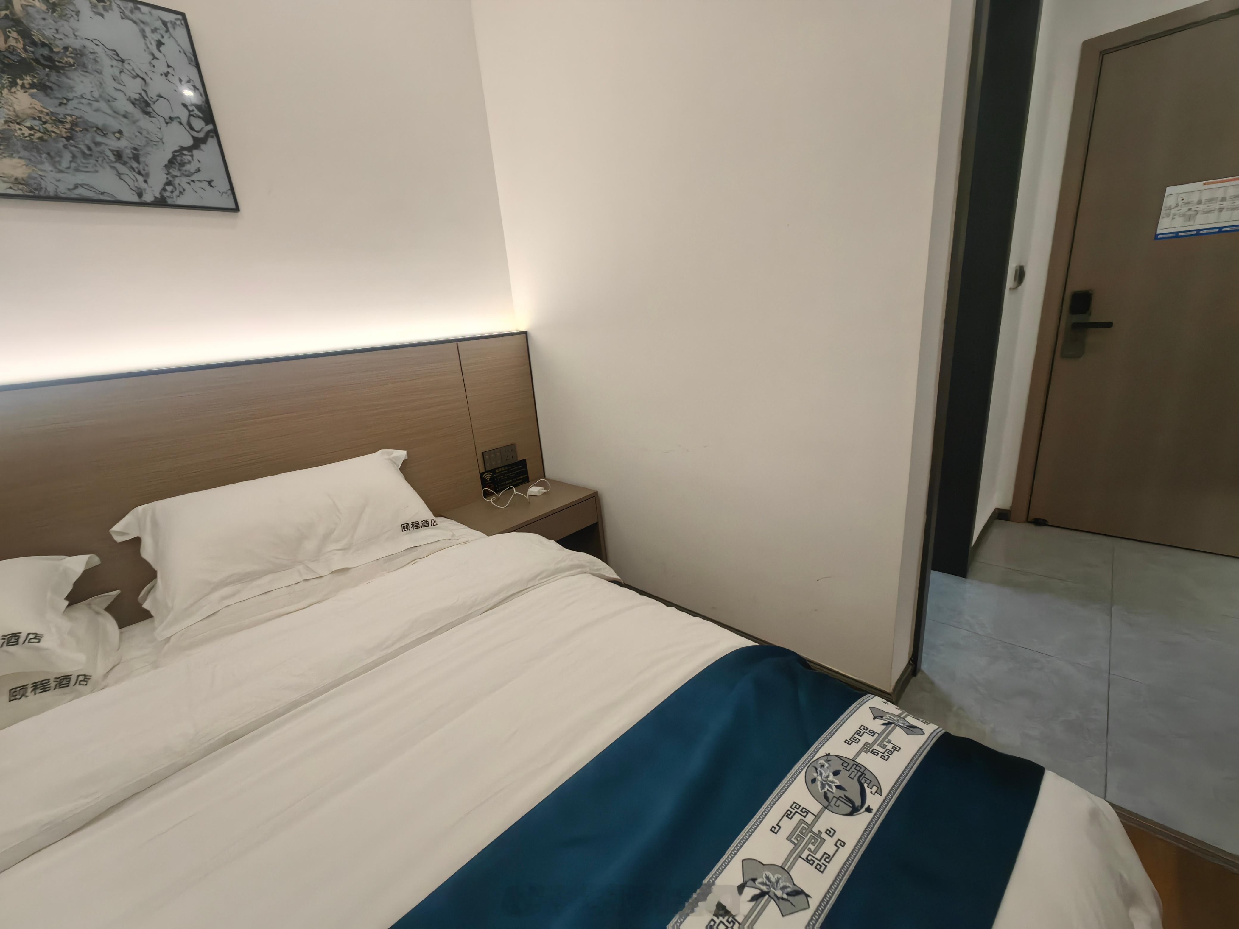 回到房间。充点电，然后去古城逛一圈， 