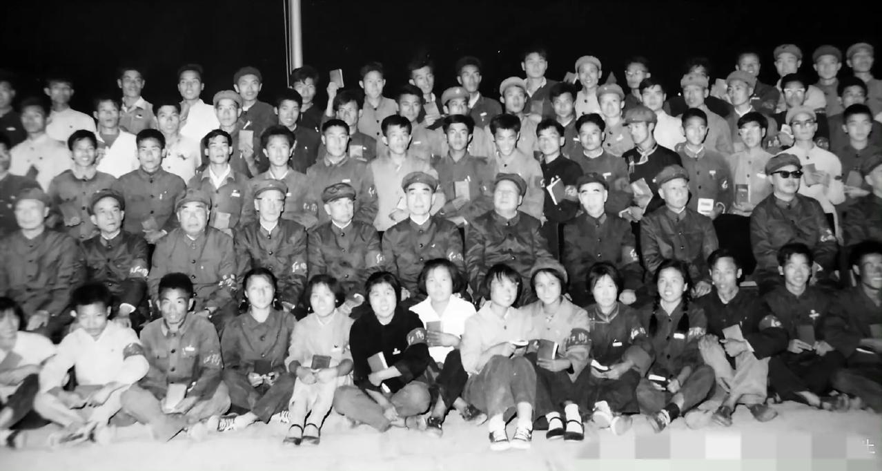 60年代，毛主席和周总理、林帅，一张罕见的留影，照片中的他们坐在正中央，旁边簇拥
