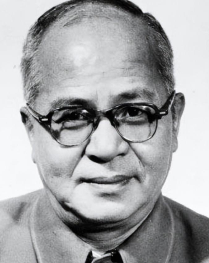 1969年，在北京刑场边的老槐树下，60岁的吴晗被捆在树上，可围观的人群里，有他