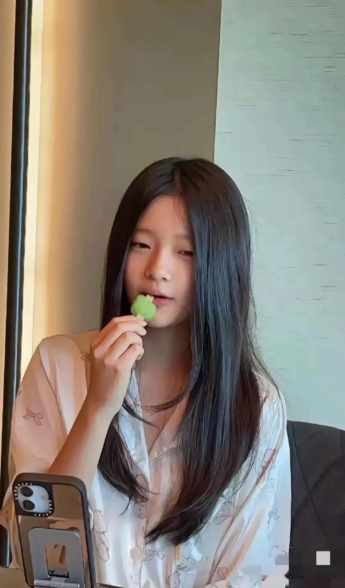 大S徐熙媛和汪小菲的女儿

小玥儿正脸照片曝光。

感觉很像大S的气质，整个人看