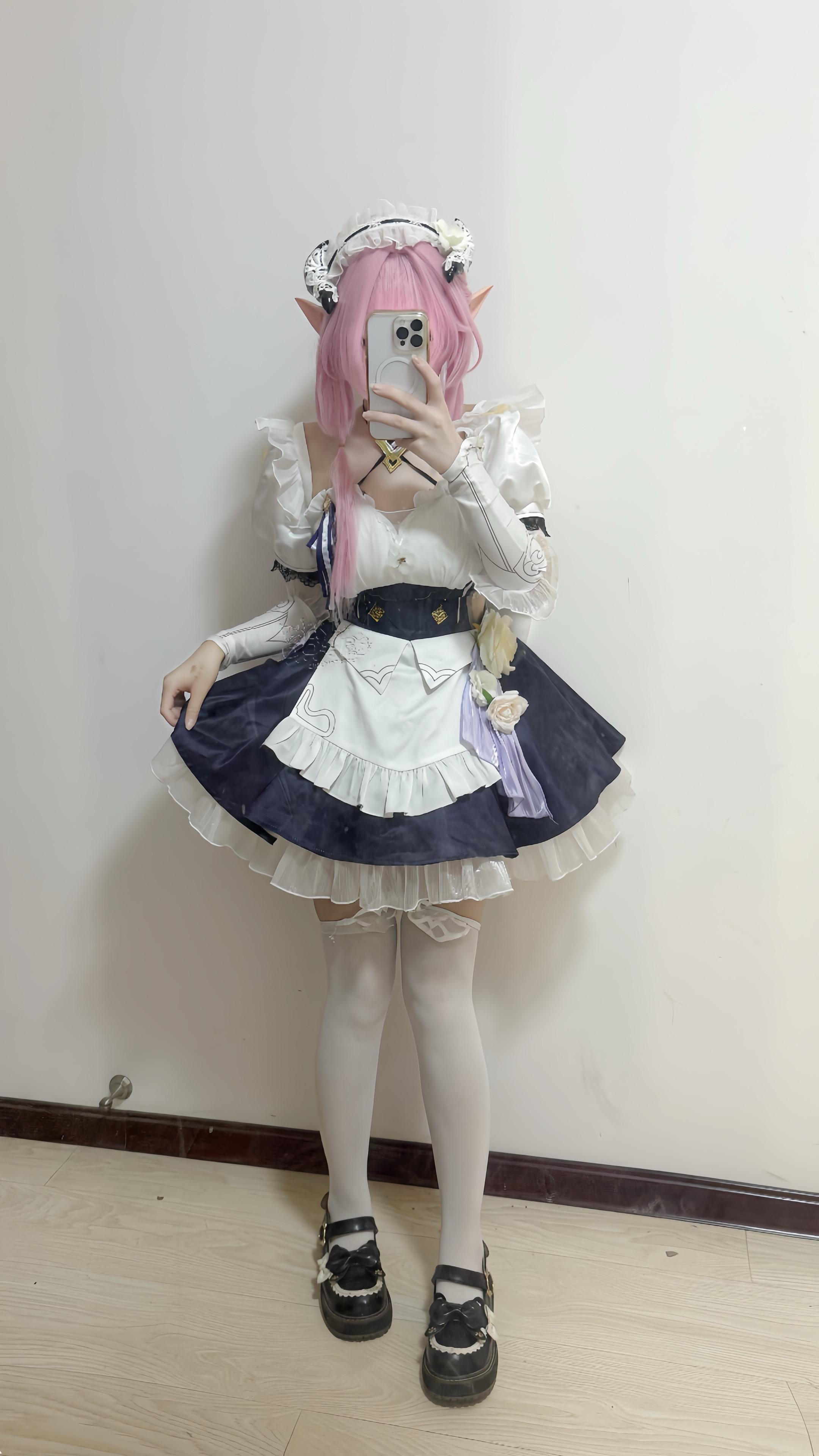 粉色头发的可爱女孩。