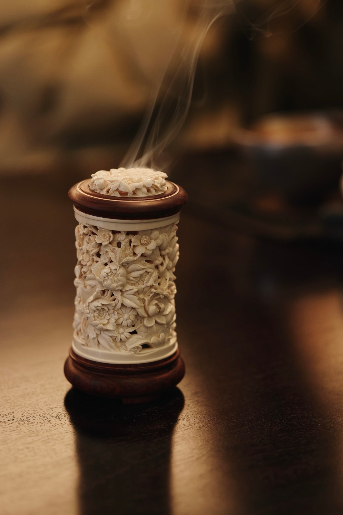 紫檀×猛犸 | 繁花 香炉雕刻细致，料色清雅细腻，镂空雕刻各式花卉饱满流畅，布局