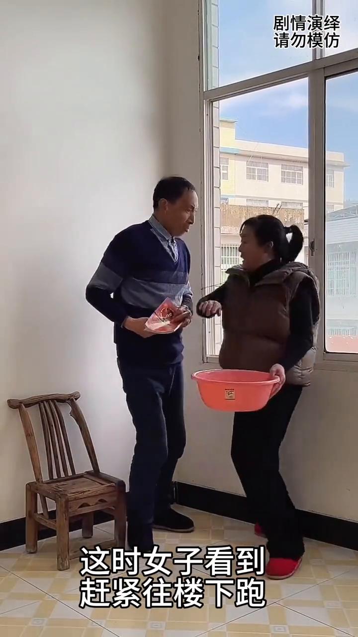 女子从楼上往楼下泼水看到有人，下一秒她的做法太有才了。
女子端着一盆水往楼下泼，