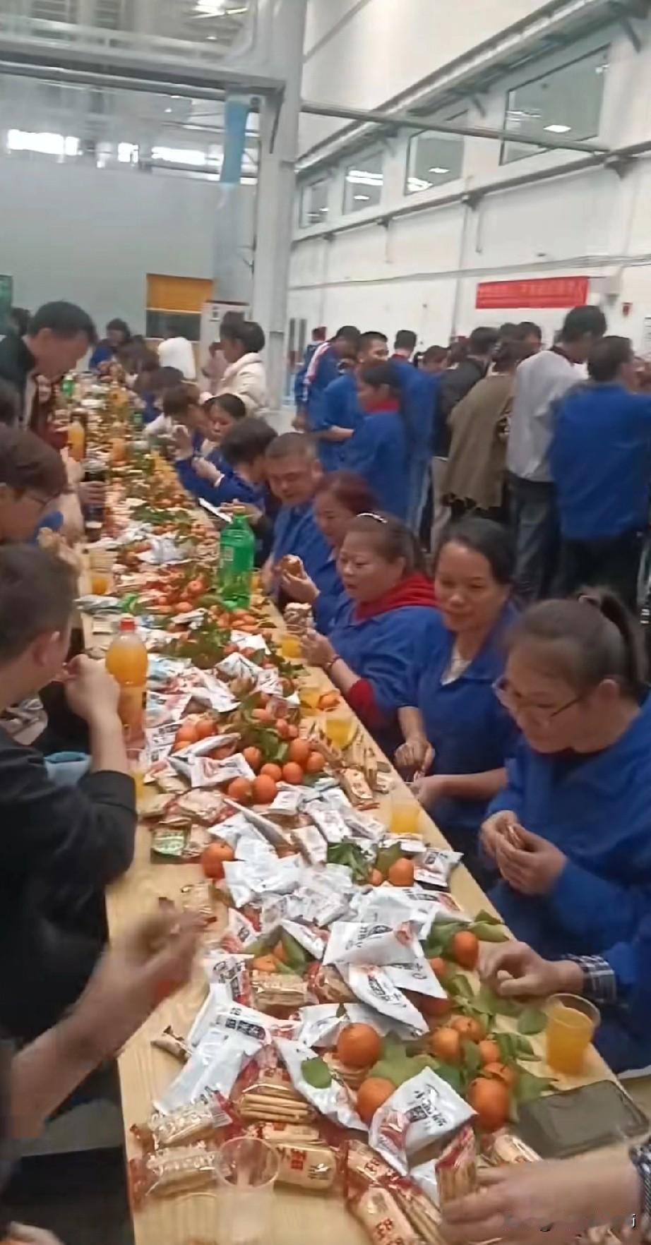 你敢相信这是著名企业年会吗？
桌上的食物琳琅满目，
让人垂涎欲滴！

许多员工围