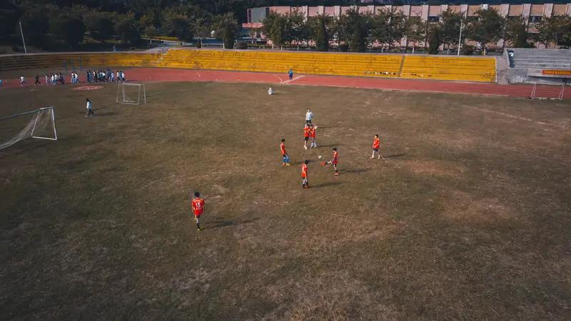 其实在学校就能找到我们中国足球差的原因。
每次学校发现几个对踢足球有天赋的学生，