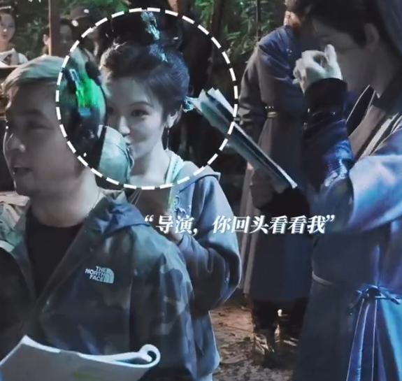 李兰迪面对骷髅毫不畏惧，亲摸自如，胆量惊人。反差萌妹纸形象令人印象深刻，展现仵作