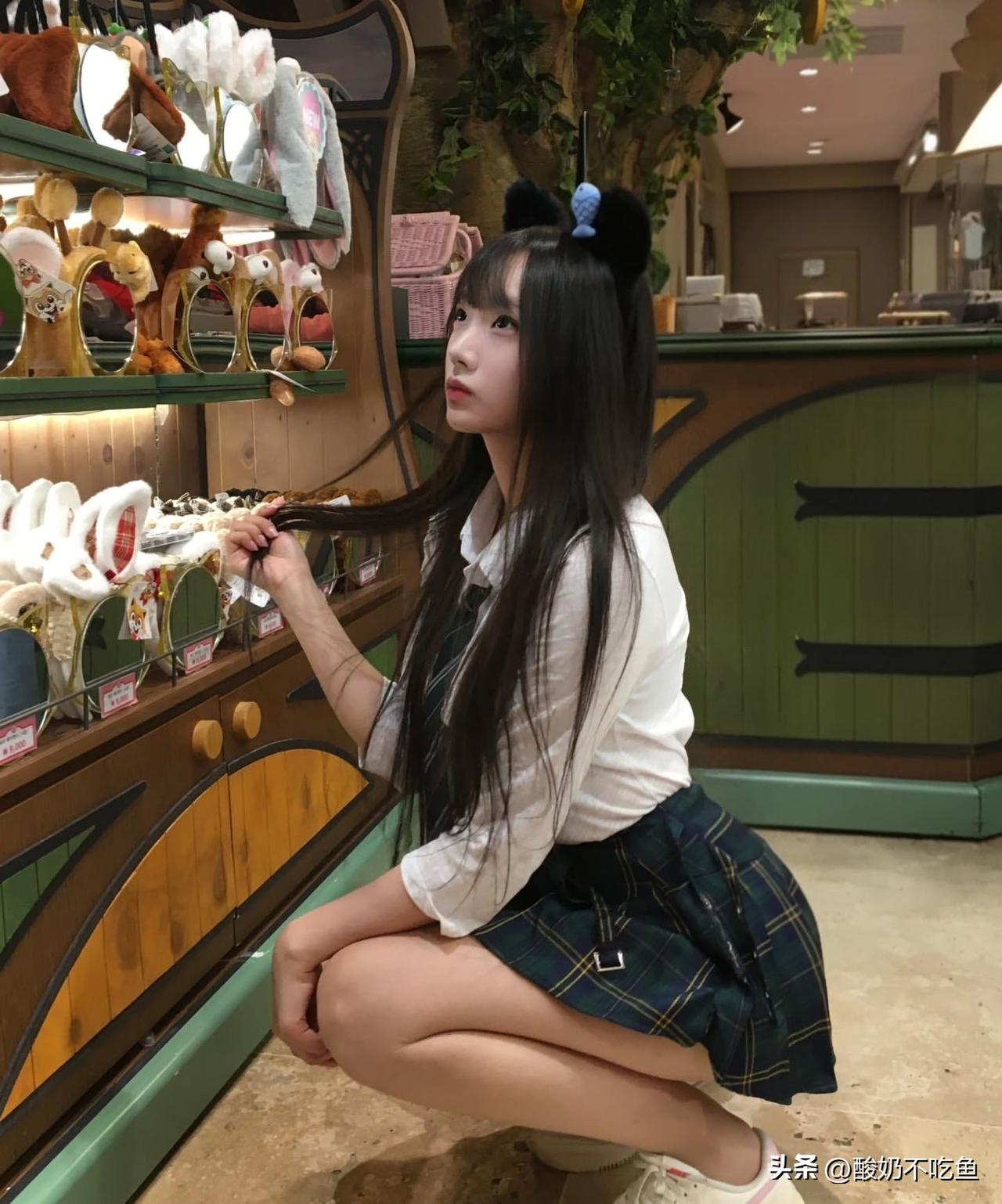 甜妹穿搭心得分享手如柔荑，肤如凝脂，领如蝤蛴，齿如瓠犀，螓首蛾眉，巧笑倩兮，美目