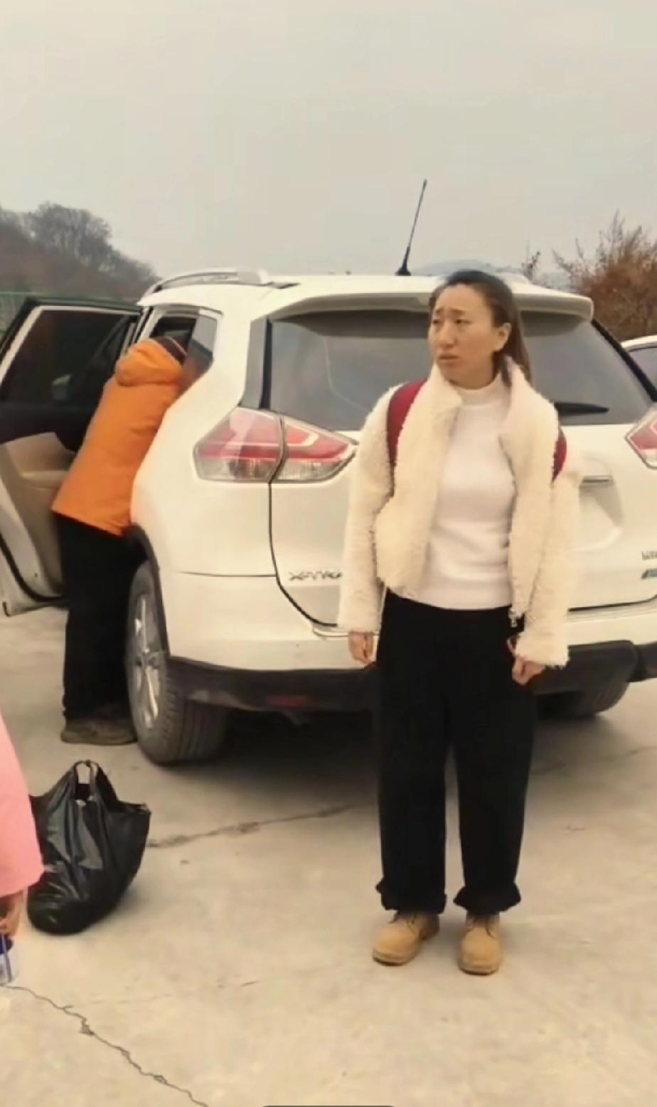 胡龙的大妹回去准备上班了，胡龙有太多的不舍，没能参与大妹的童年，以后的日子，她要