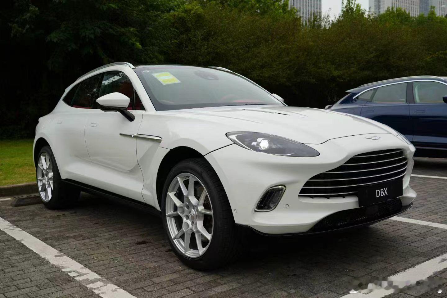 阿斯顿马丁DBX V8  148.8万含豪车税基本上快半价了 现在发这个车，没有