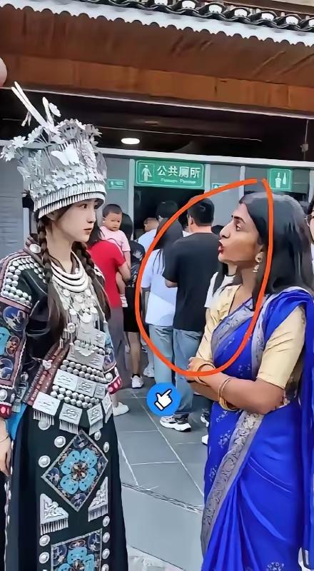 贵州一景区内，一名印度女子上厕所拒绝排队。面对众人的指责，她非但没有收敛，反而当