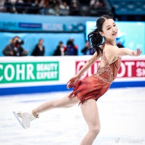 朱易送冬奥花滑队员出征礼物期待花滑队员们的精彩表现！