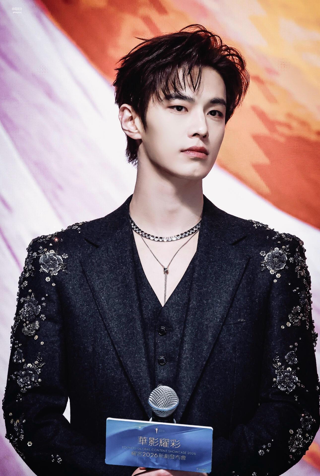 何与耀客新剧发布会生图超级期待《百花杀》中何与饰演的萧华雍！！！ 