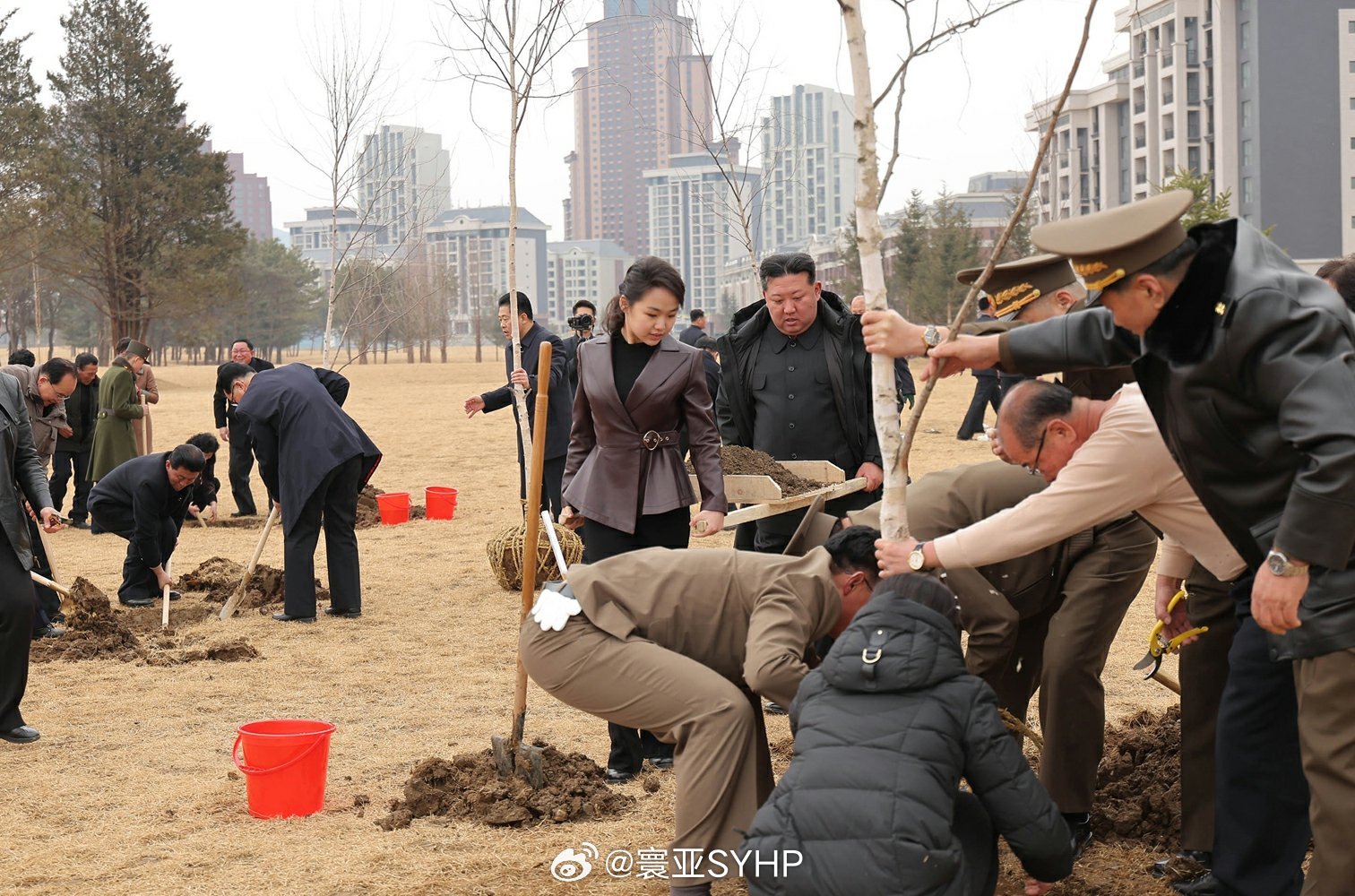 金正恩在平壤新星大街池畔公园参加植树活动 