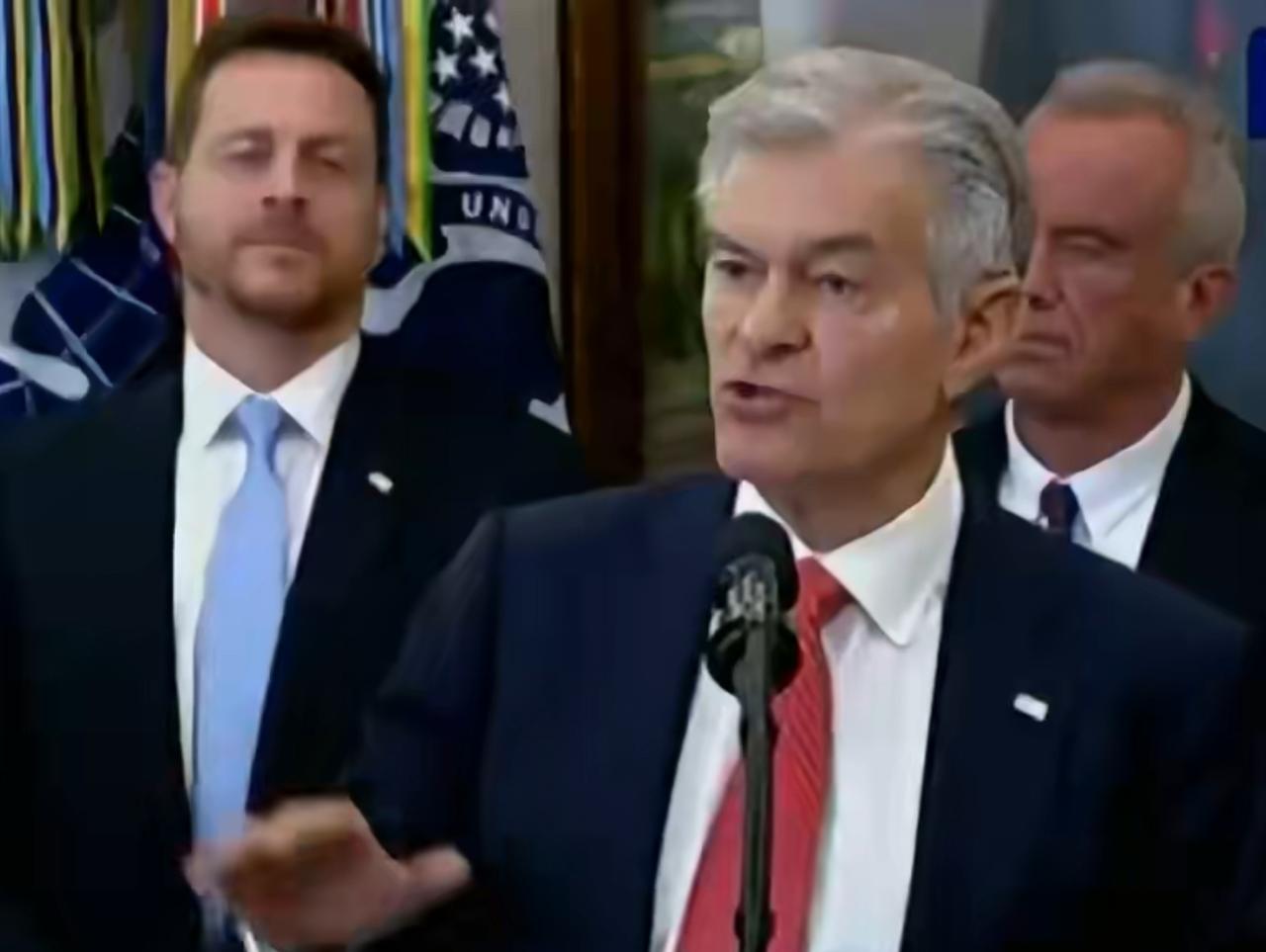 特朗普:你说你的，我先睡一会[看]
在白宫的一次发布会上，一位医生在讲台上正在面