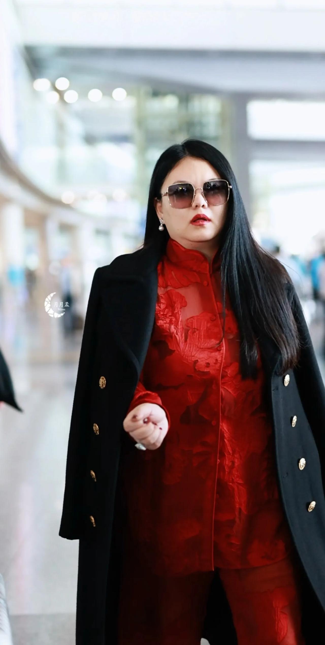 李湘这是胖出新高度了吧！果然没有这身材镇不住这财富啊！
李湘给女儿过完生日就回国