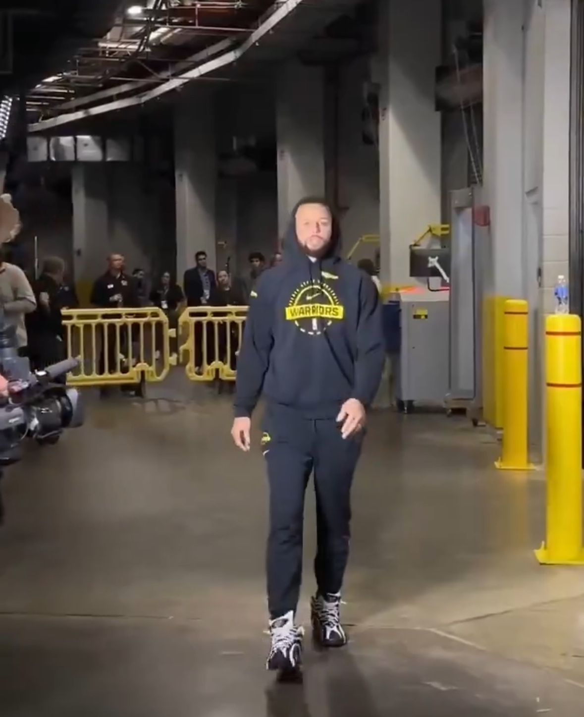 虽然“乱”，但是有说法入场穿了奥尼尔的Shaqnosis，热身是哈达威的Nike