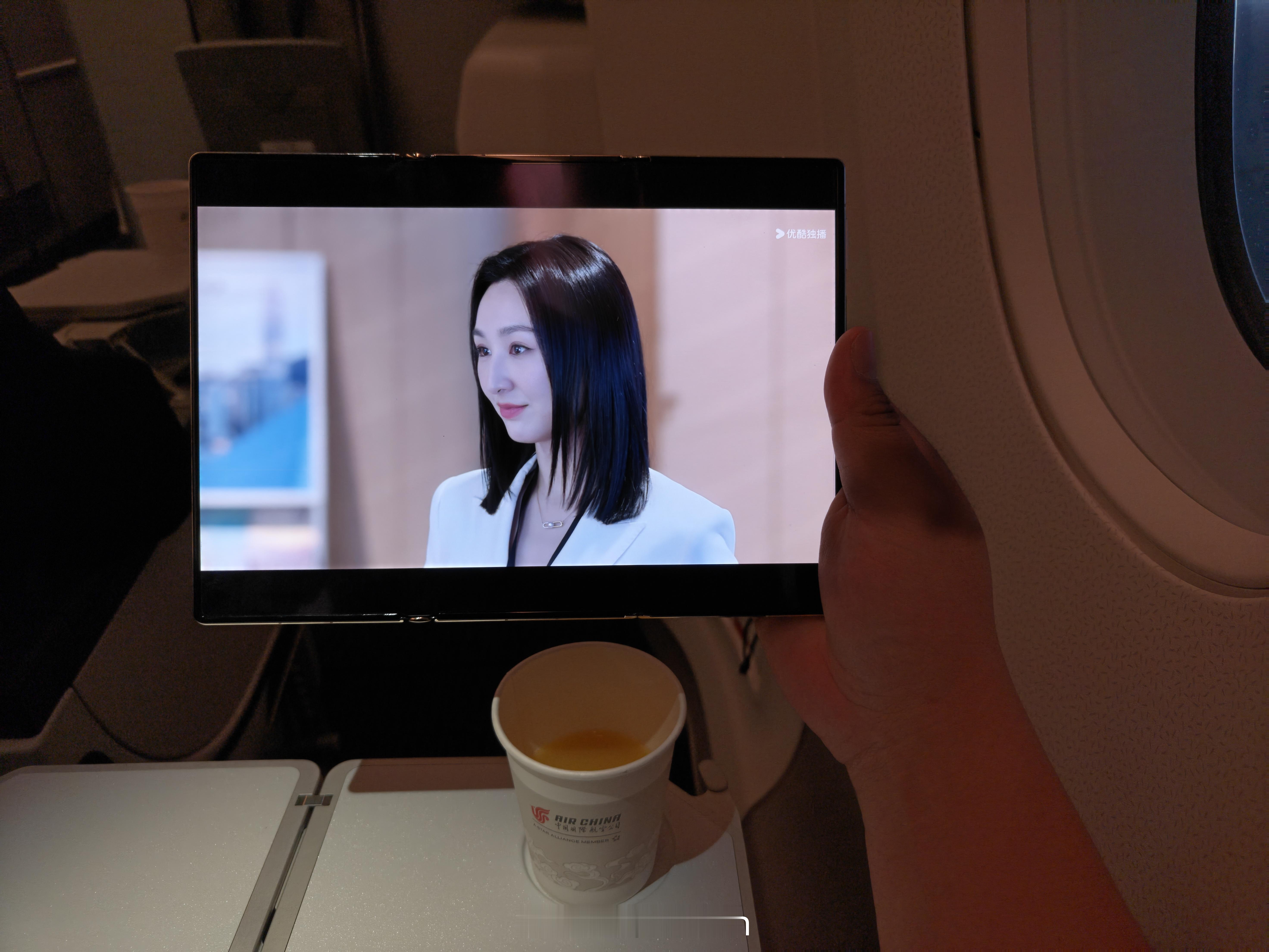 新闻女王 2 开局就很好看了，保持了第一季的水准和风格。 