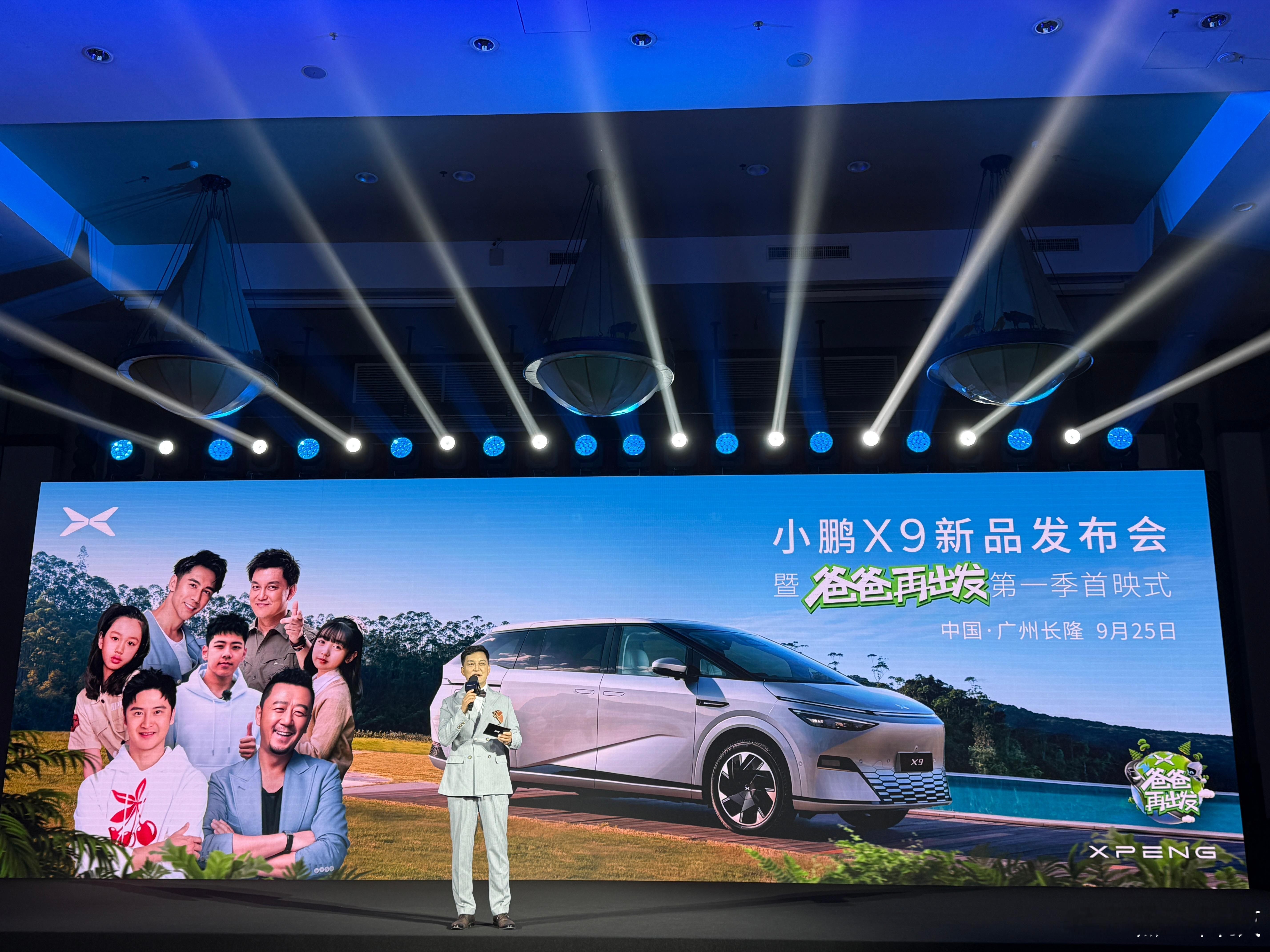 小鹏X9 上市 8个月，交付已经超过15,000台。国内每卖出两台高端纯电MPV