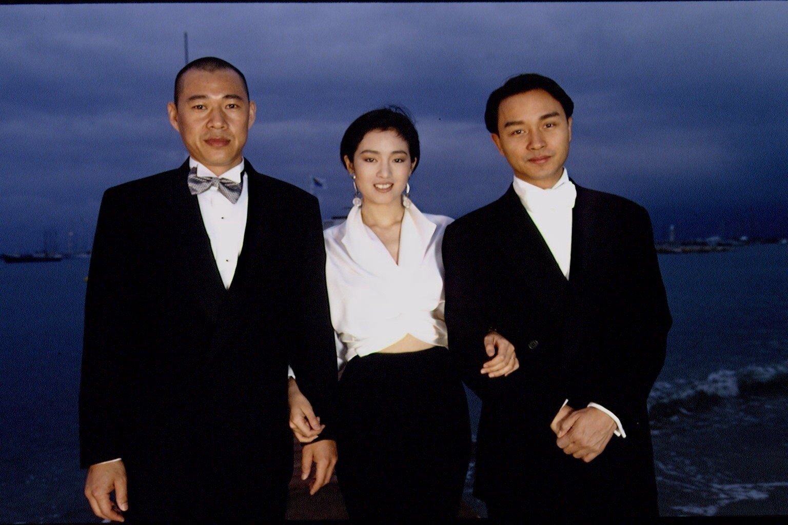 1993年《霸王别姬》巩俐、张国荣、张丰毅亮相戛纳电影节 。创造了华语电影史上至