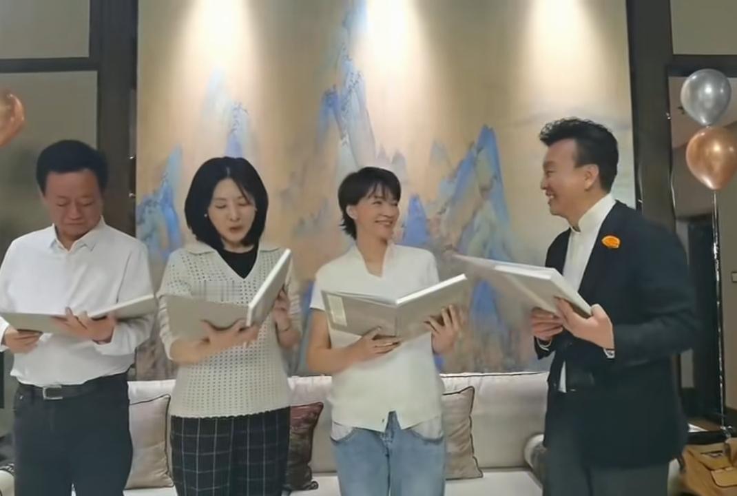 上场前，几位主持在排练。和舞台上的豪华妆容相比，他们无施粉黛，穿着普通，素颜以待