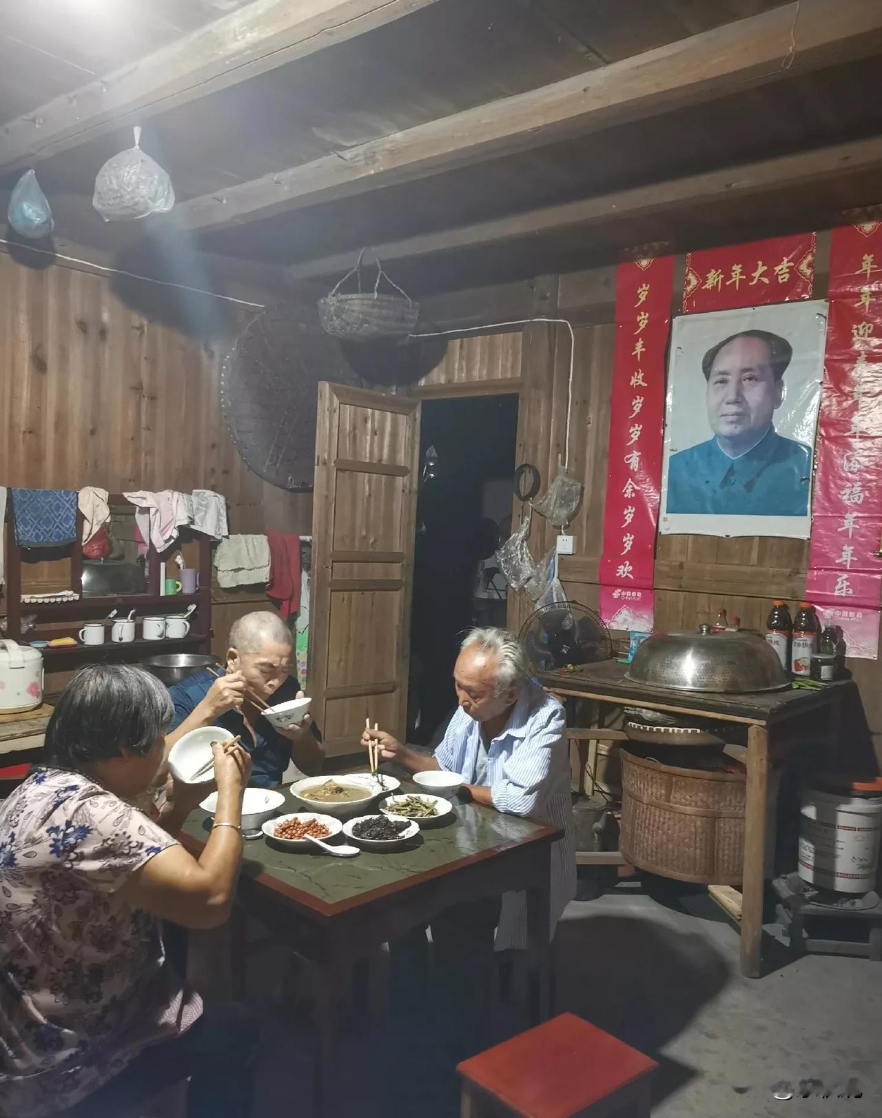 一代伟人，

身前指点大好江山，

身后凝视凡人晚餐。

伟人，

负重前行；