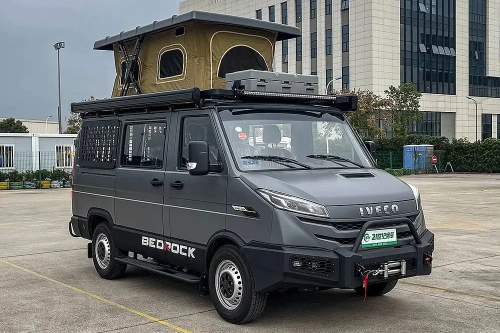 11.99万的依维柯得意A35底盘升顶露营车