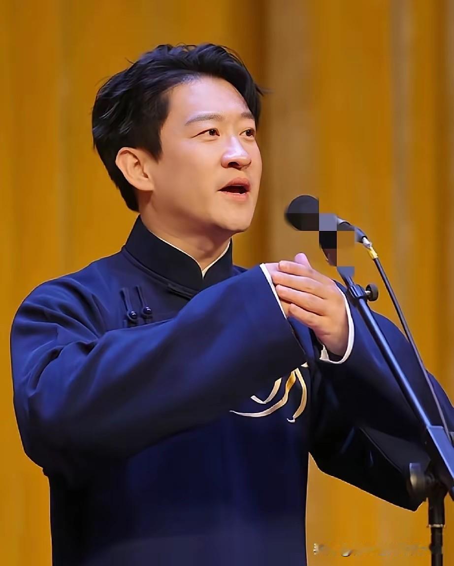 台上读纸条玩现挂引争议，郭德纲原儿徒曹云金的“神回复”，分寸到底在哪？消费前师徒