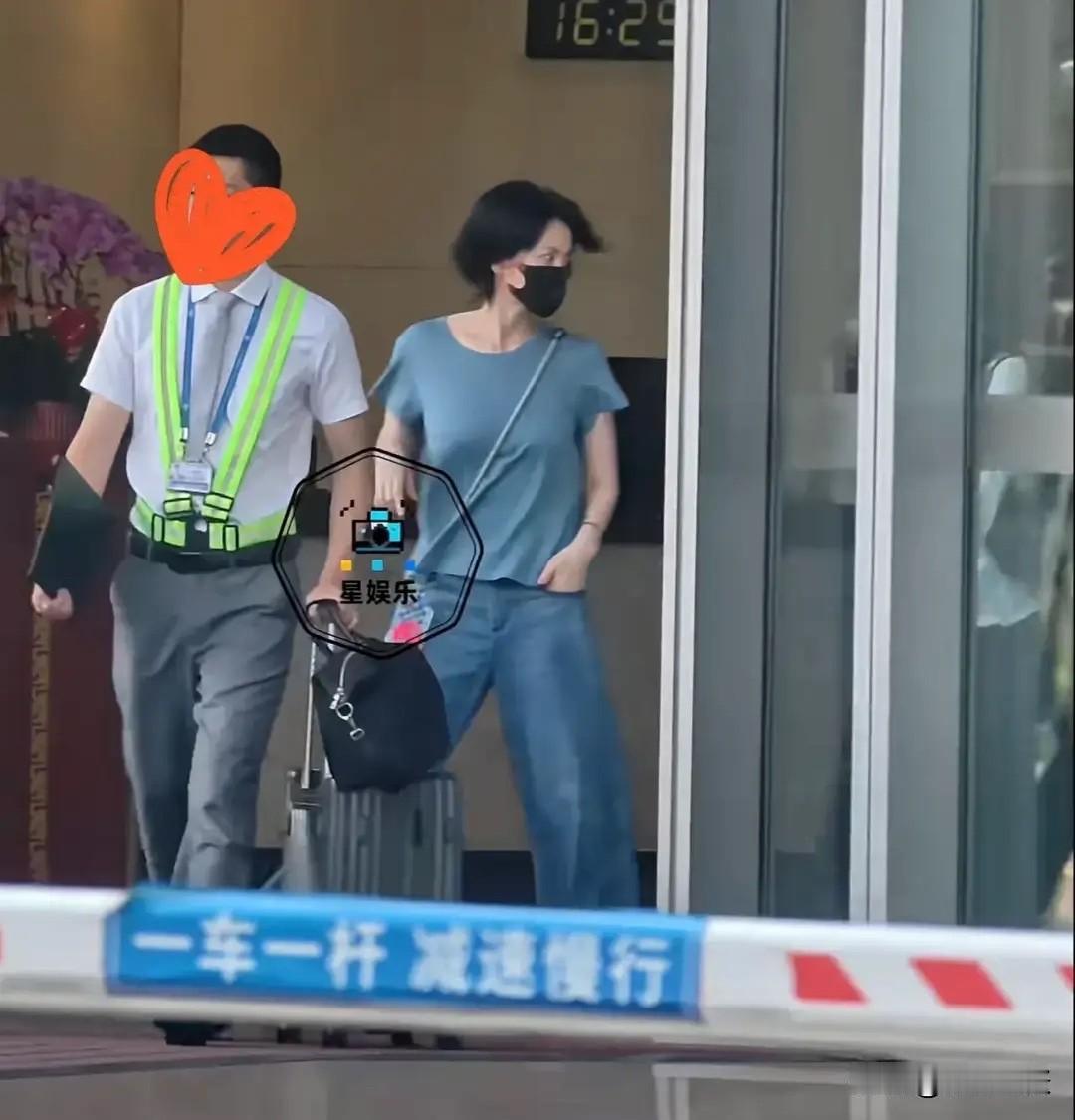 王菲，引发热议。

8月10日，57岁的王菲，冲上热搜，这一次，不是因为谢霆锋隔