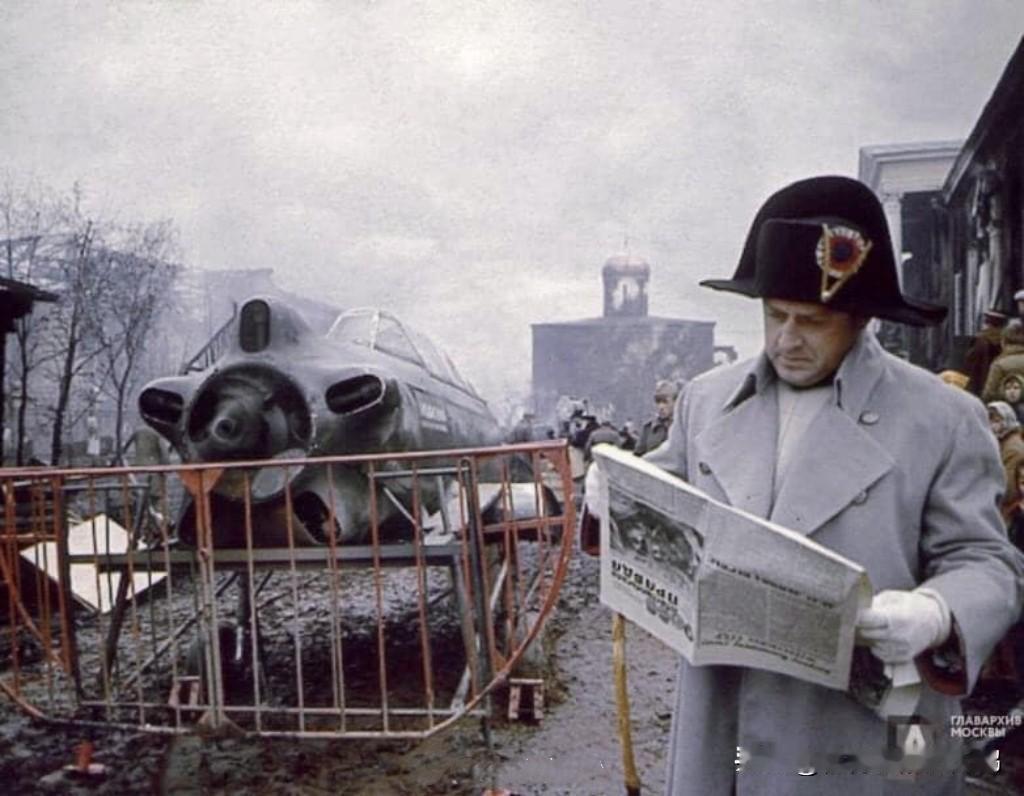 拿破仑在读《真理报》

弗拉季斯拉夫・斯特日热利奇克，
在拍摄史诗级电影《战争与