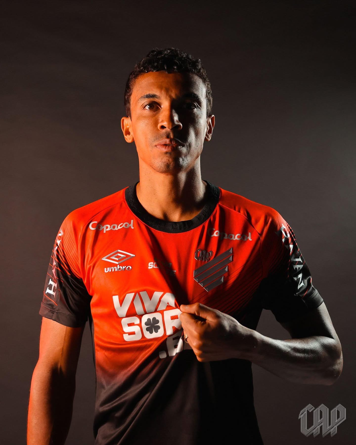 巴西球會帕拉雷恩斯官方宣布，引入38歲前巴西國家隊中場古斯達禾（Luiz Gus