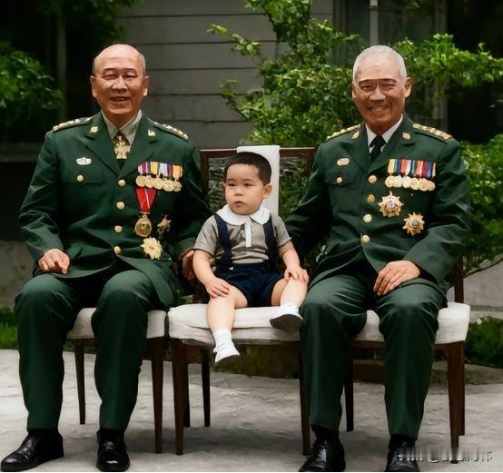 这个小孩叫白法圣，爷爷是白崇禧，外公是顾祝同，在很多人的眼中，顾祝同和白崇禧不是