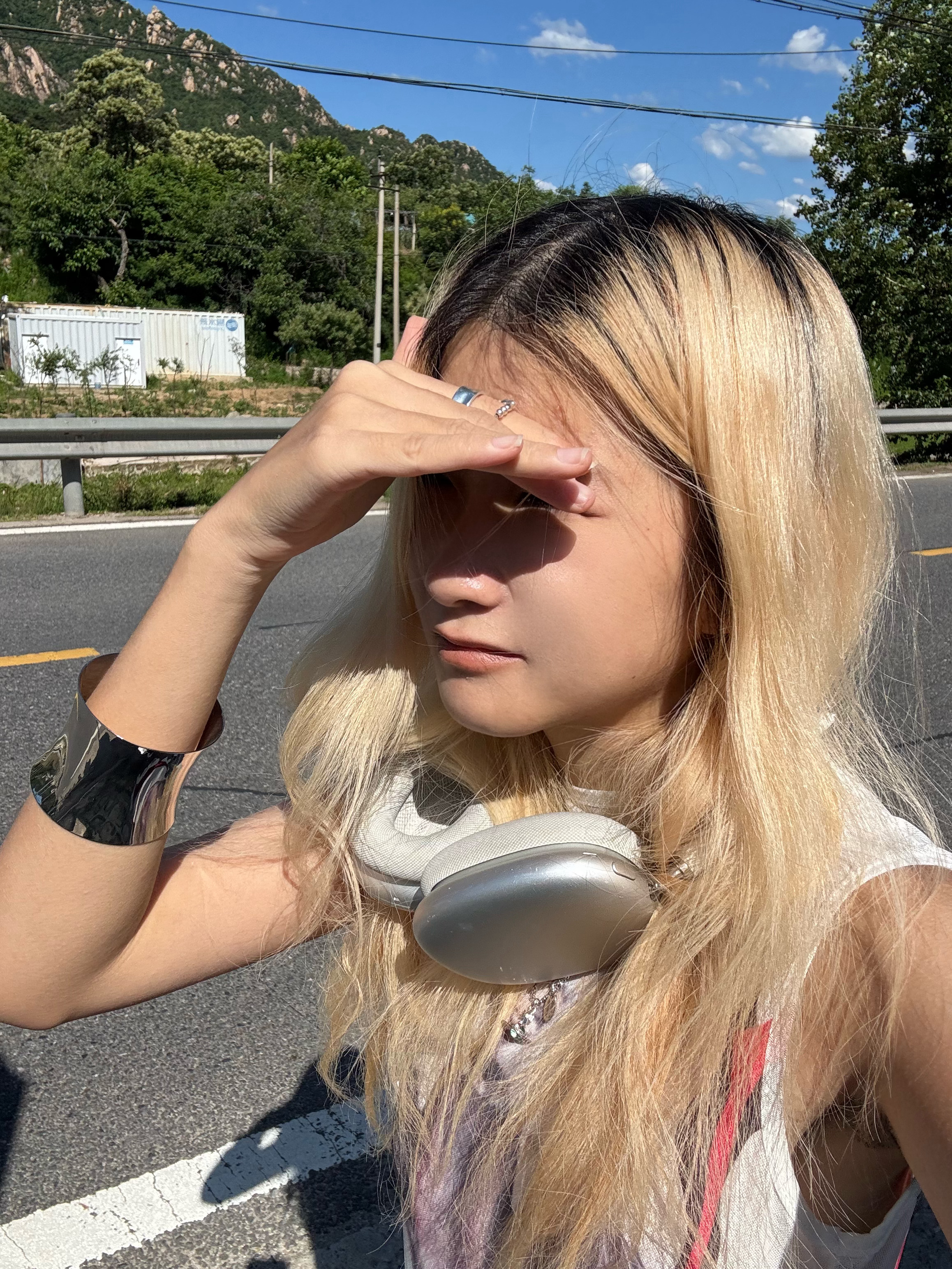 卧槽啊在这个山沟里完全叫不到车 公交也等了四十分钟了 等出去了我要吃一大碗鹅肝饭