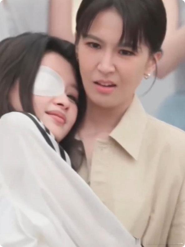 孙怡曾沛慈又抱上了乘风2026谁懂啊！孙怡曾沛慈抱抱也太甜了，沛怡脸不组队真的意