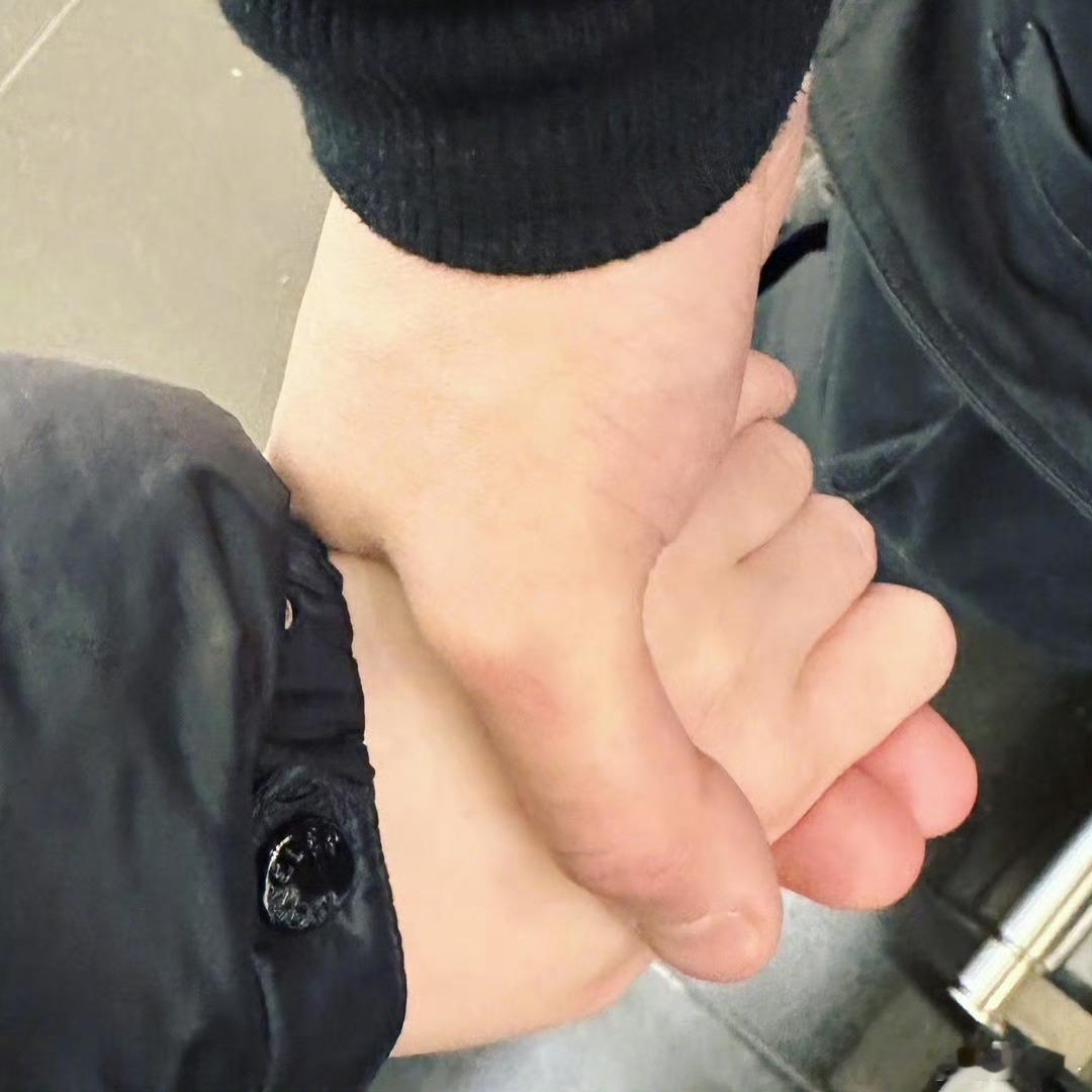 #徐冬冬晒与尹子维牵手照# 徐冬冬晒与尹子维牵手照，又在撒狗粮了啊两个人，好甜！