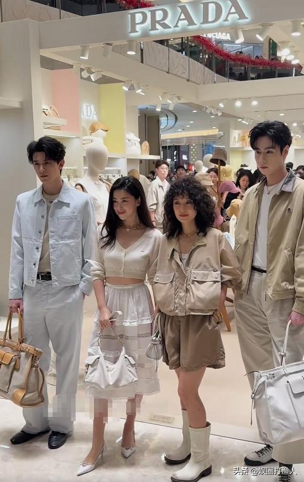 马伊琍，朱珠，邓凯，胡一天四人在上海线下活动大合照，两个男星有点撞脸分不清，马伊