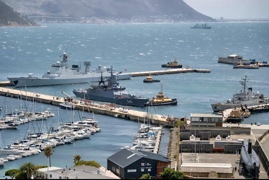 这是南非的开普敦西蒙斯敦港，看看中国的现代化军舰和其他国家的军舰，这些军舰停靠在