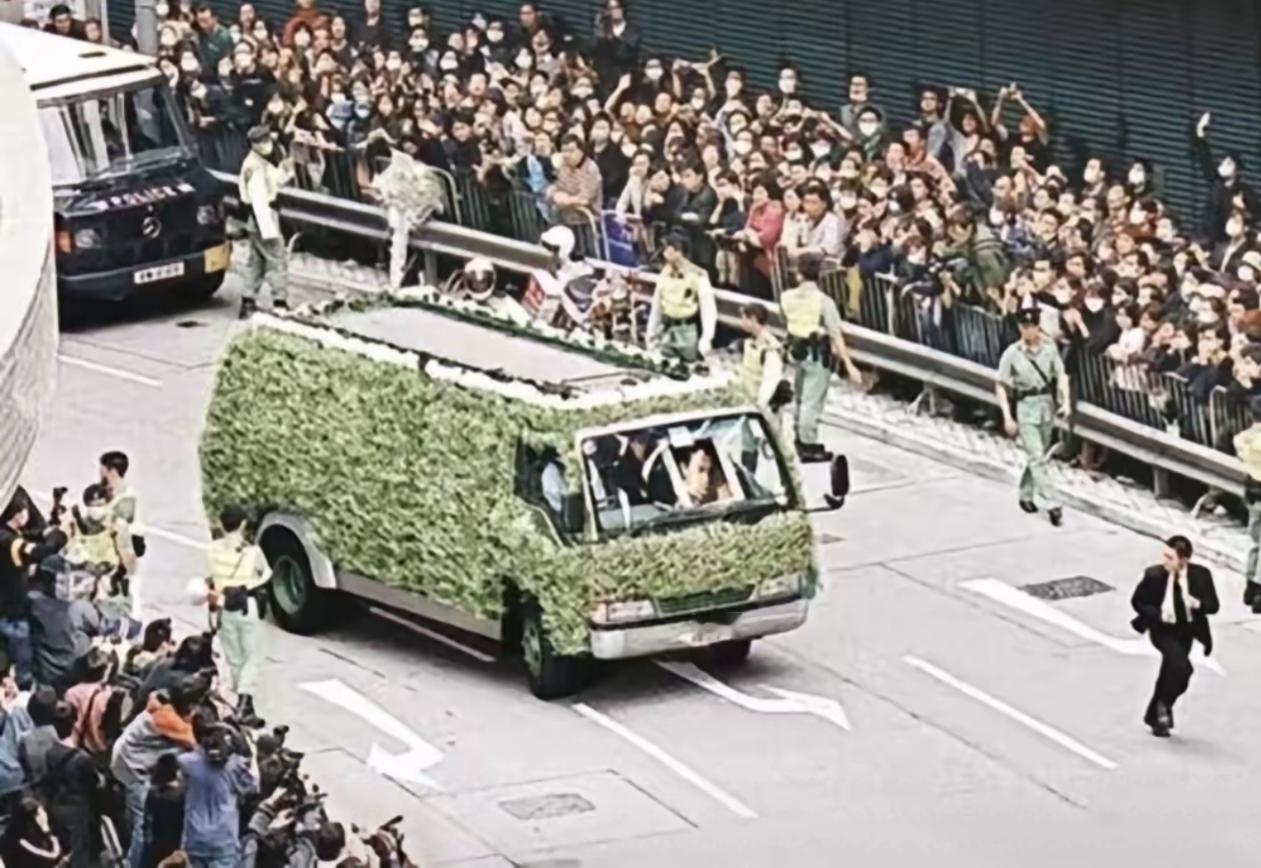 这个故事确实挺感人的！说的是香港流行乐坛代表人物、华语影坛巨星张国荣出殡的那一天