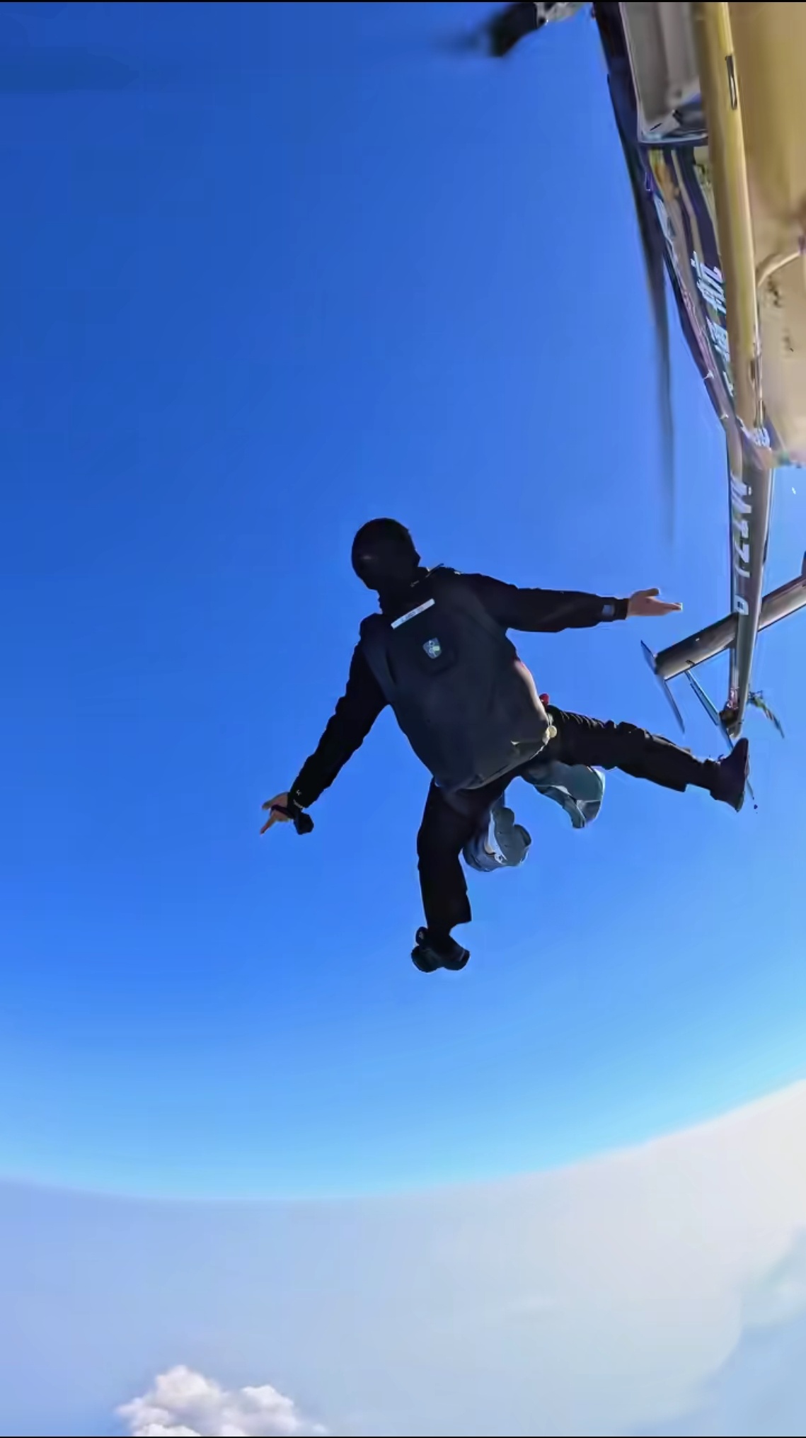 看视频突然也想去尝试一下跳伞有体验过的小伙伴分享一下感受吗 