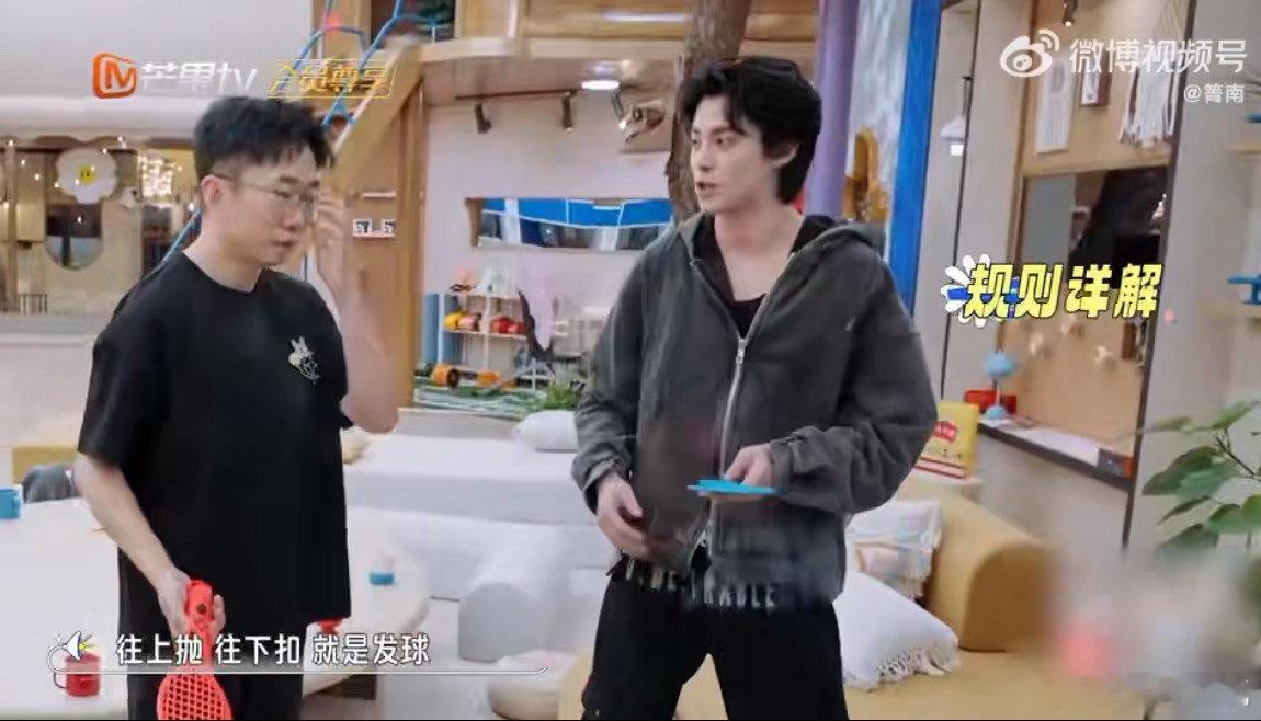 王鹤棣打网球是真的无敌  绝对能够感受到王鹤棣真的是一个运动小天才了呀，在打网球