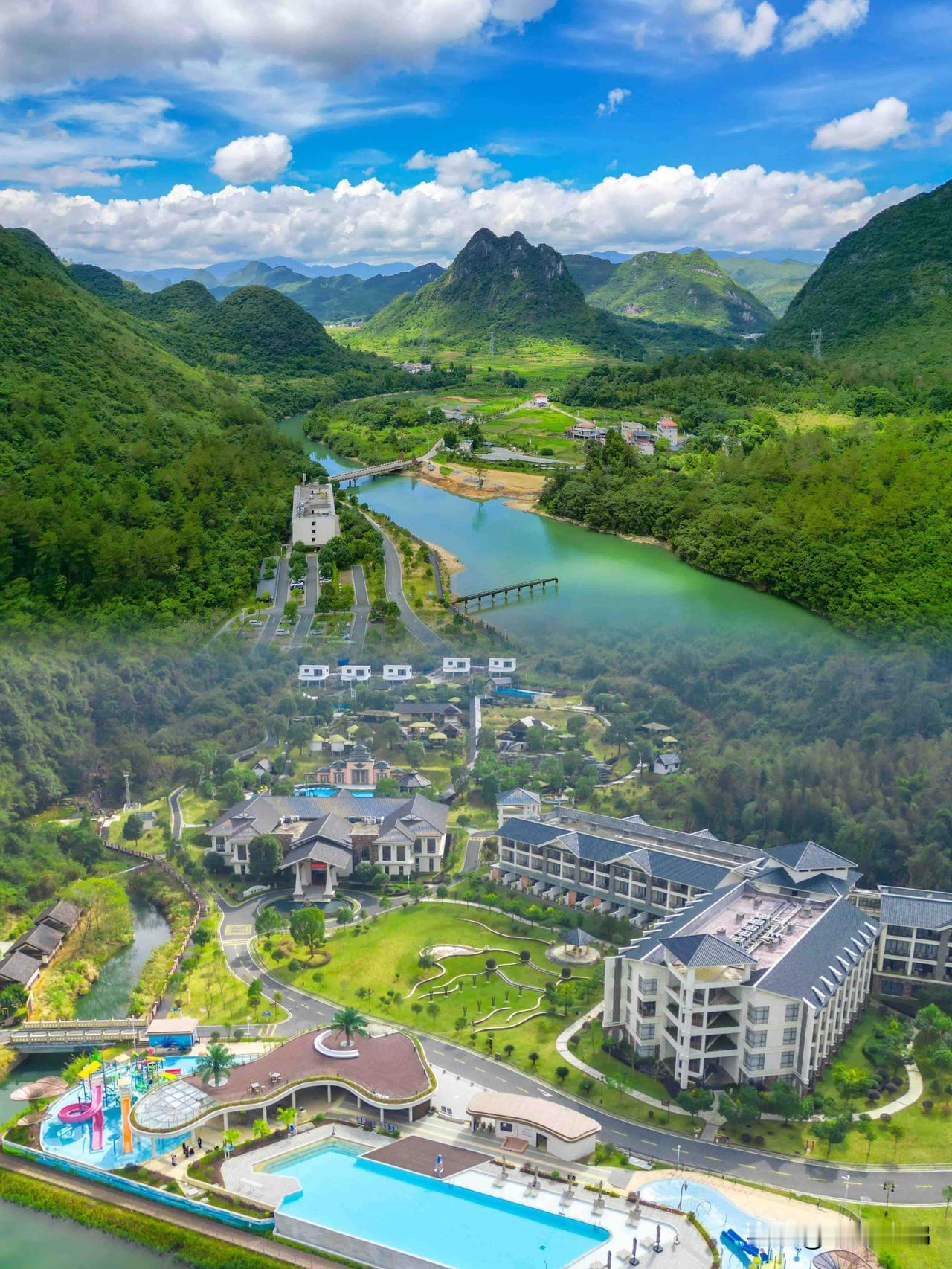 最近挖到了一个超宝藏的度假地——乳源蓝山源岭南东方温泉酒店。它就像藏在尘世喧嚣外