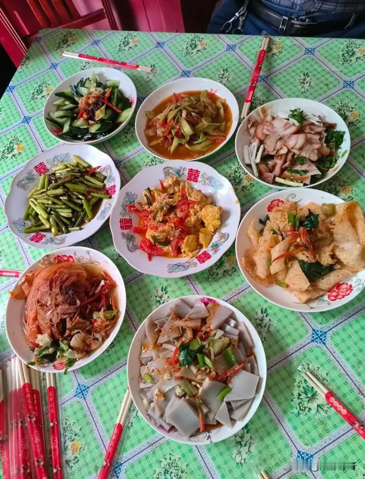 家里来了客人，一共10个人吃饭，我特意做了8个菜，够不够？