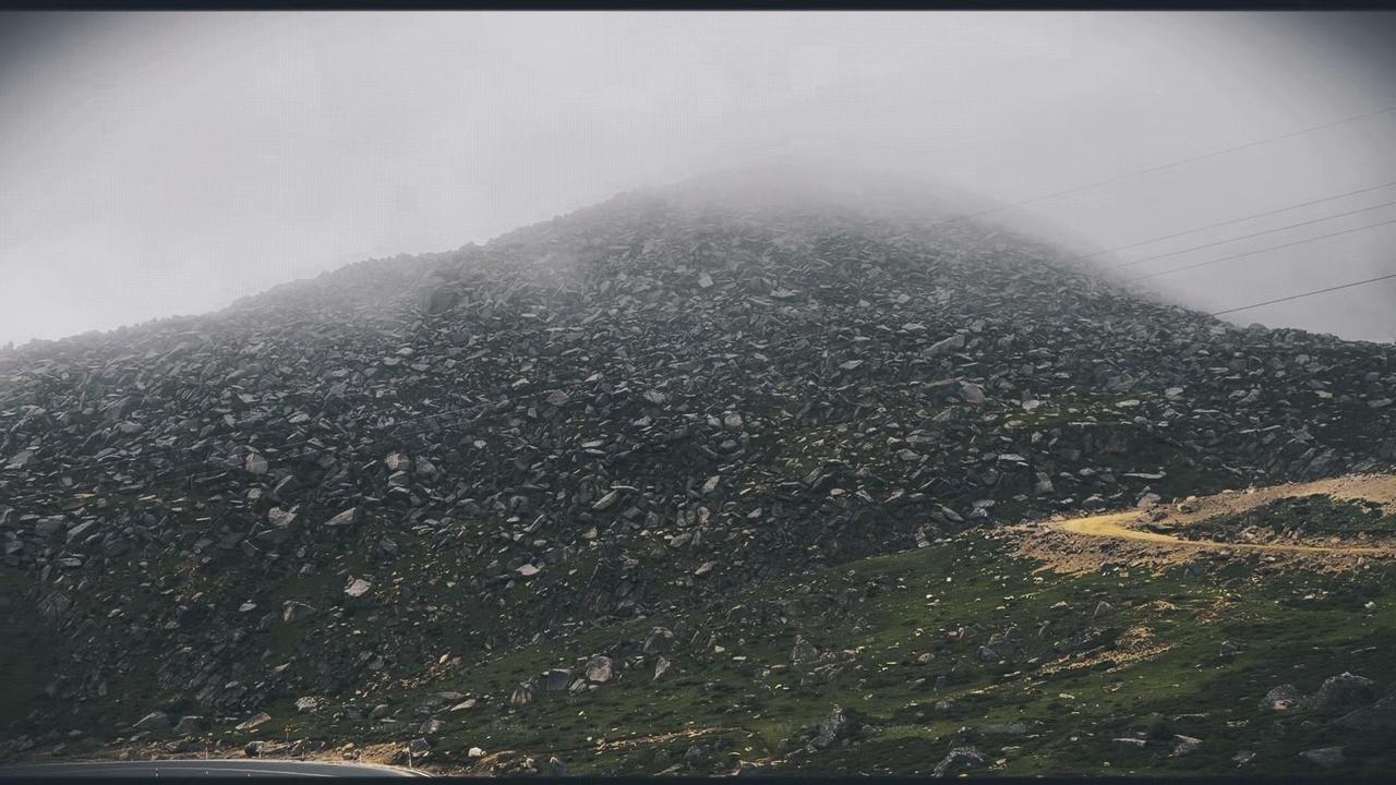 🚗沿着山脊线往海拔4770米的铁匠山攀升，车子一头扎进云的腹地。
来路是清晰的