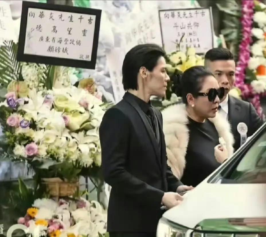 向华炎葬礼现场曝光！向太现身，排场大到像拍电影

真的是活久见！向华炎的葬礼排场
