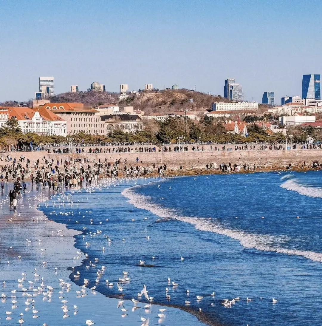 为啥好多人来青岛偏爱栈桥呢?栈桥是青岛最知名的景点，甚至说没有之一。
外地人来青