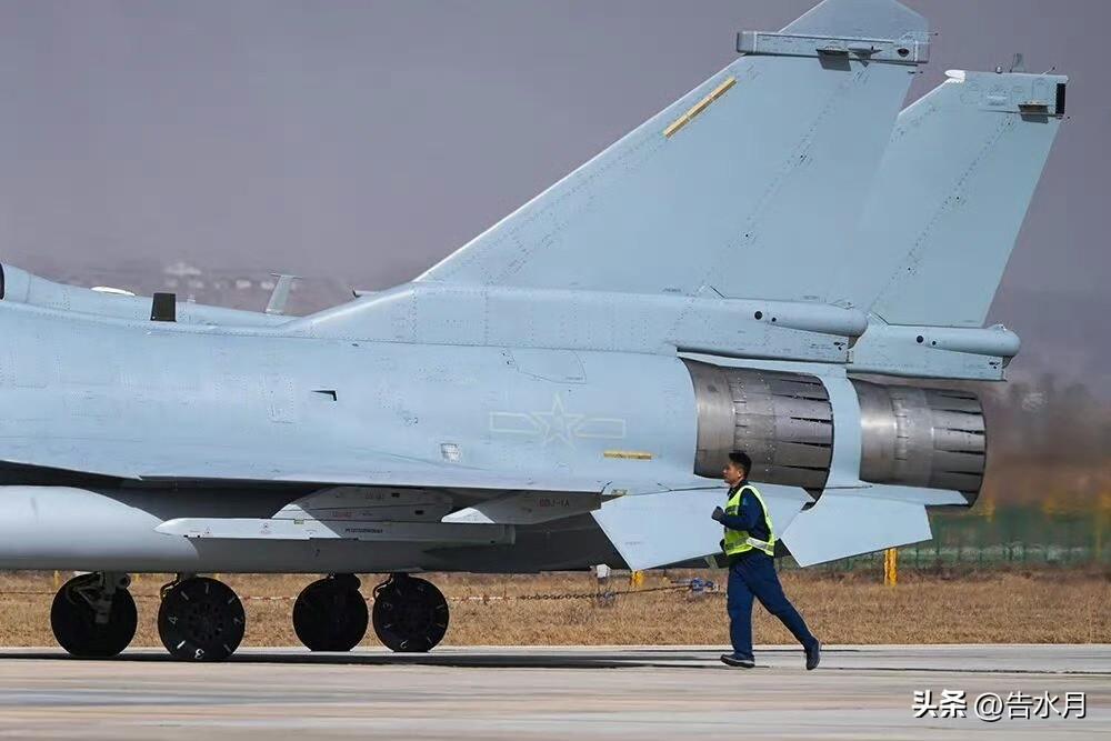 歼10有多大，下面一张图看明白！

总有人对歼10的大小没有正确的认识，歼10虽