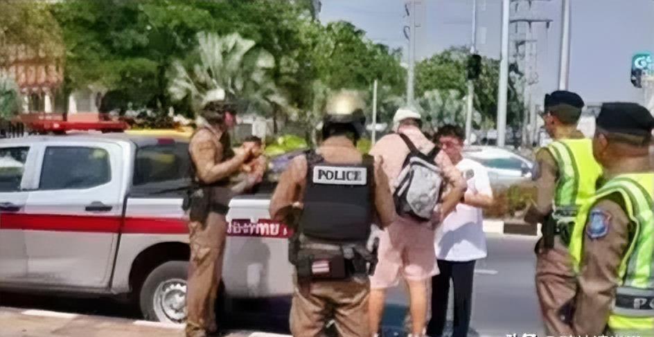 泰国，一辆私家车里，下半身赤裸，身上还留有未取下的安全套，女子上衣掀到胸口，两人