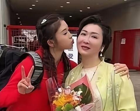 吴燕妮在田径运动会上叱咤风云，是一个女中豪杰，在生活中也是一个会撒娇的乖乖女。看
