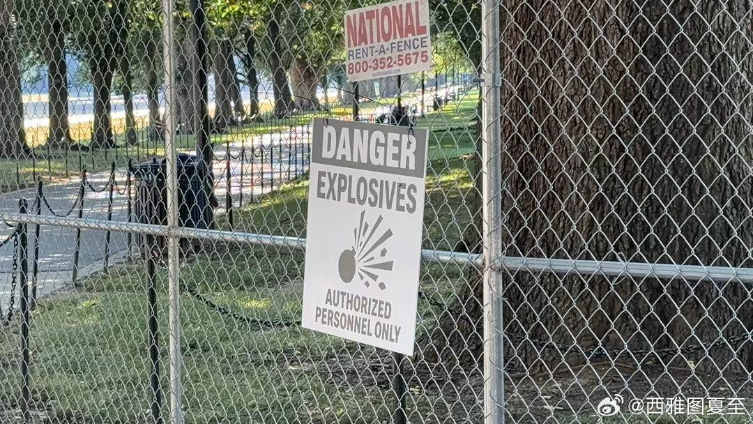 林肯纪念堂前的倒映池，已被封闭、闲人免进标识上写道：危险！有爆炸物离国庆活动，还