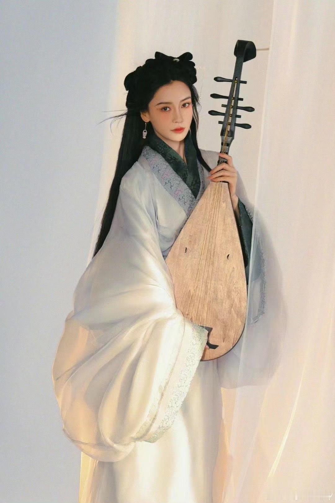 #Angelababy古风美人##Angelababy抱琵琶#杨颖犹抱琵琶半遮面