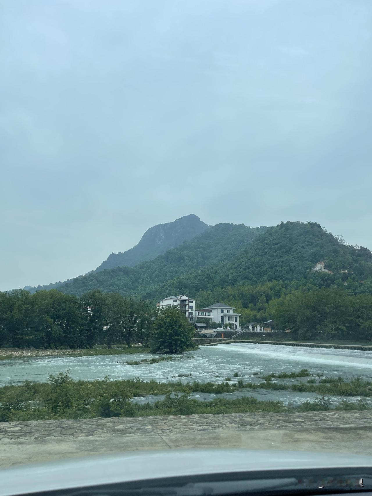 晒图笔记大赛山间小溪潺潺流，静谧乡村美如画。